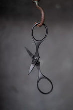 Load image into Gallery viewer, Merchant &amp; Mills Baby Bow Scissors